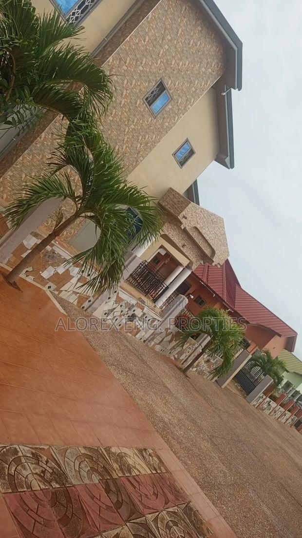 5bdrm Duplex in Gated Community, Oyarifa for rent · Photo 3