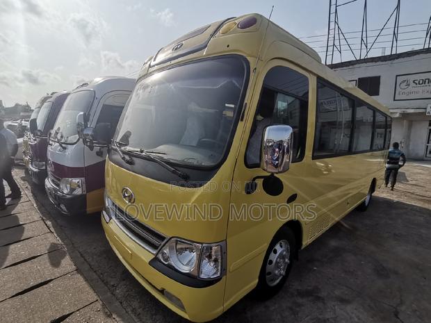 Hyundai County 2012 Yellow · Photo 1