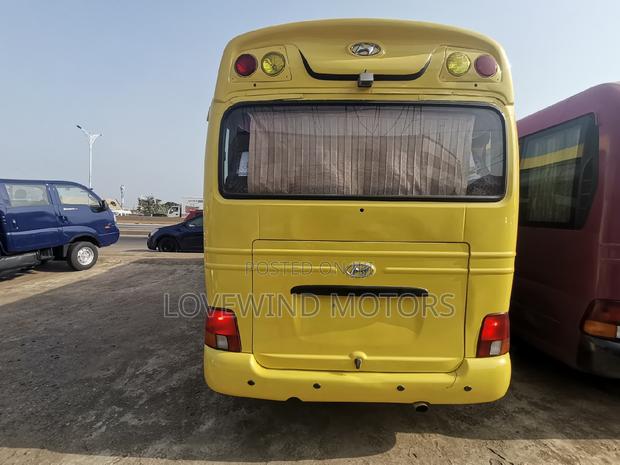 Hyundai County 2012 Yellow · Photo 4