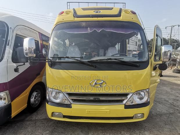 Hyundai County 2012 Yellow · Photo 2