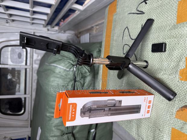 P67 Extendable Selfie Stick With Remote Control · Photo 4