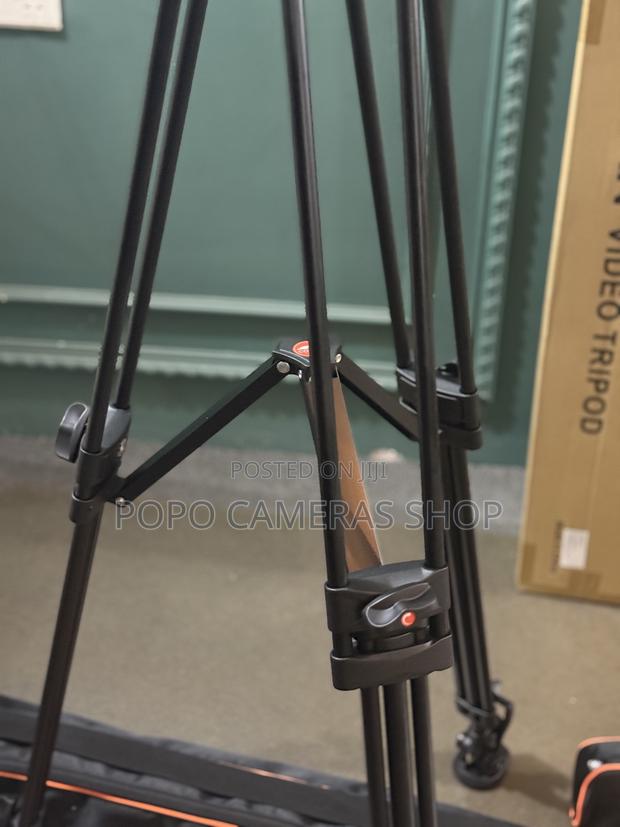 Coman Dx16 Pro Tripod With Fluid Head · Photo 4