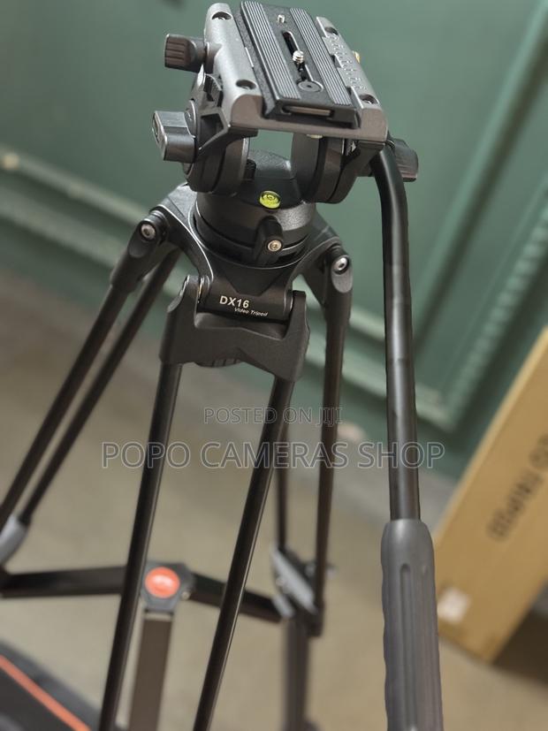 Coman Dx16 Pro Tripod With Fluid Head · Photo 2