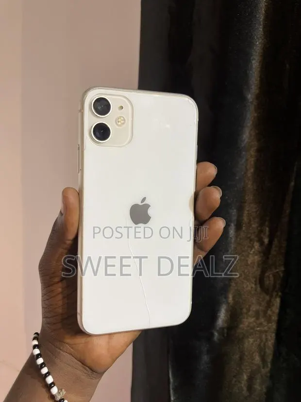 Apple iPhone 11 128 GB White · Photo 1