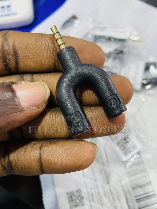 3.5mm Audio Splitter Small Compatible -Black · Photo 1