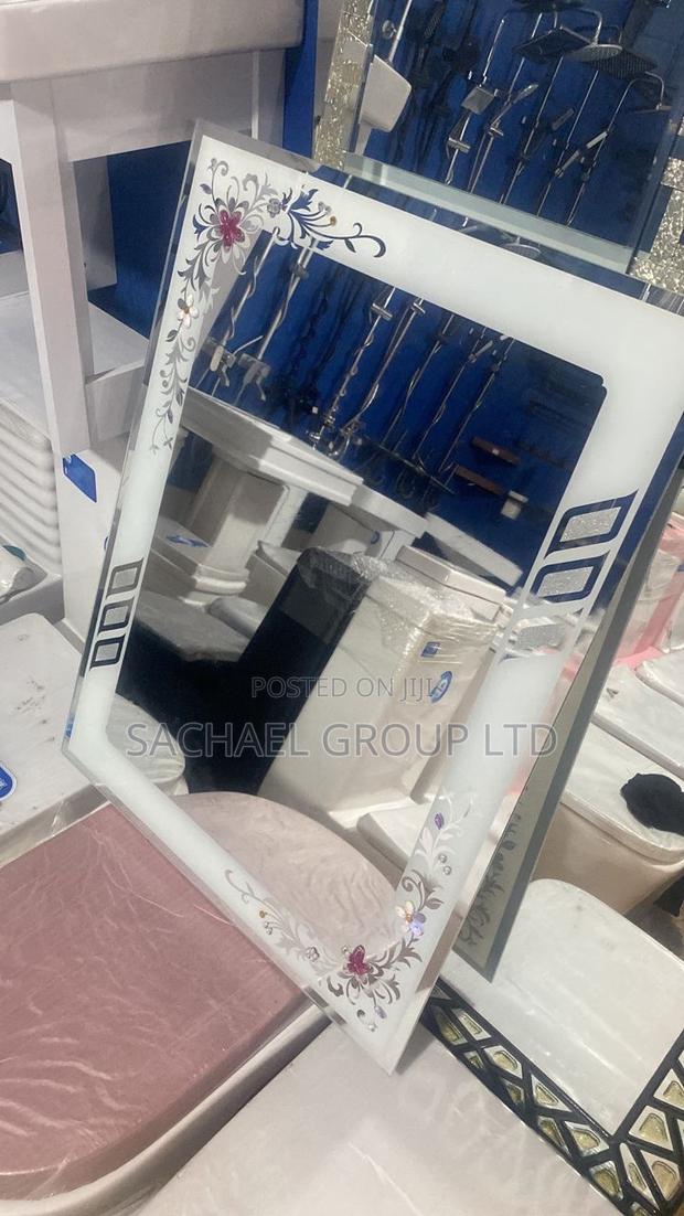 Wall Mount Mirror · Photo 1