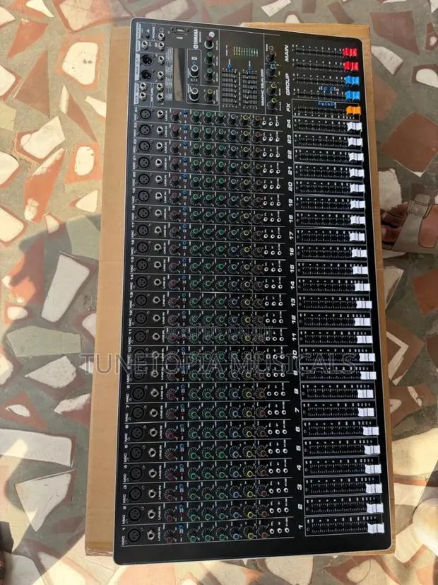 Yamaha SMX-2400 Professional 24-Channel Analog Mixer · Photo 1