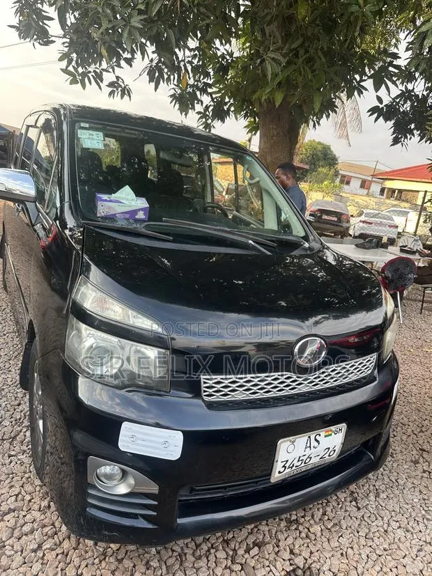 Toyota Voxy V 2WD 8-Seater 2013 Black · Photo 1