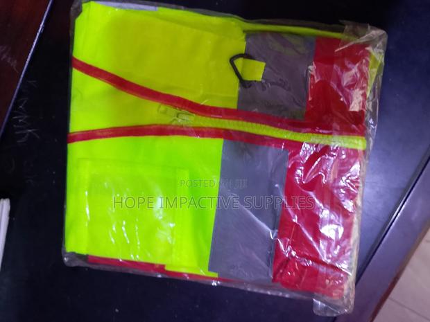 Reflective Vest With Zip. · Photo 1