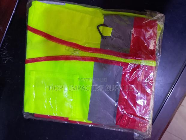 Reflective Vest With Zip. · Photo 2
