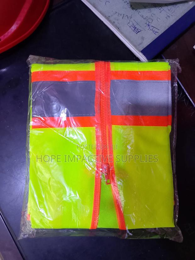 Reflective Vest With Zip. · Photo 3