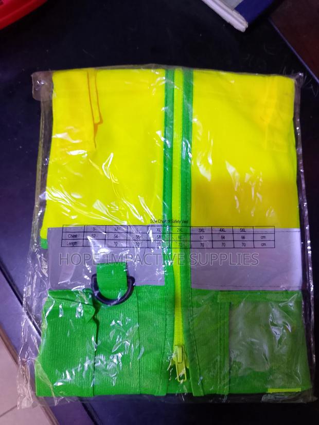 Reflective Vest With Zip. · Photo 4