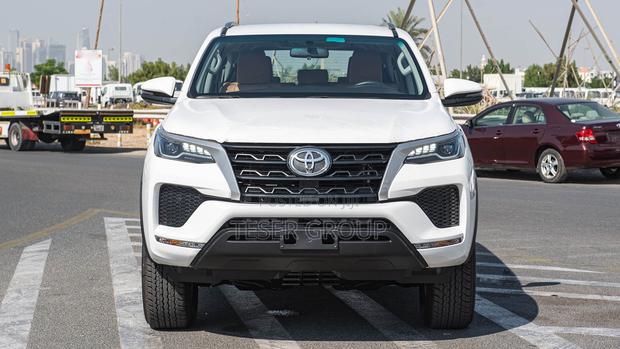 New Toyota Fortuner 2.7 AWD 2024 White · Photo 3