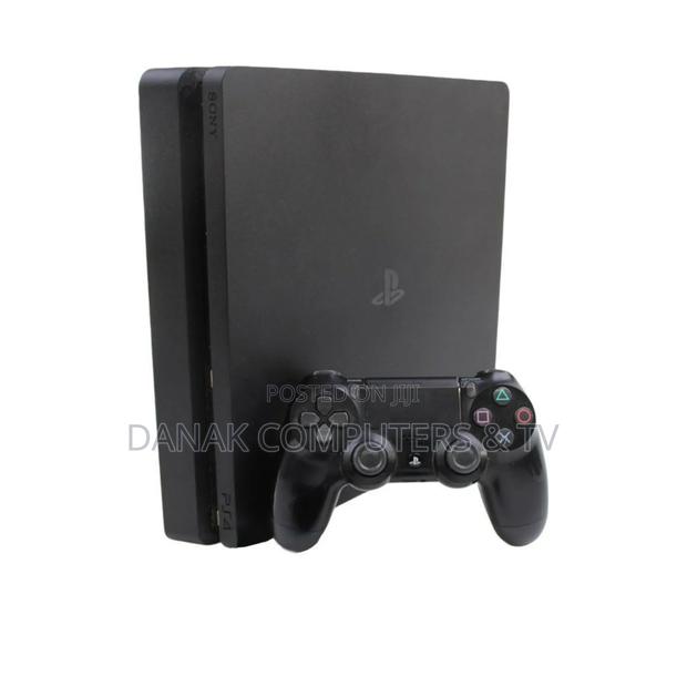 Playstation 4 Slim Console With 30 Games · Photo 1