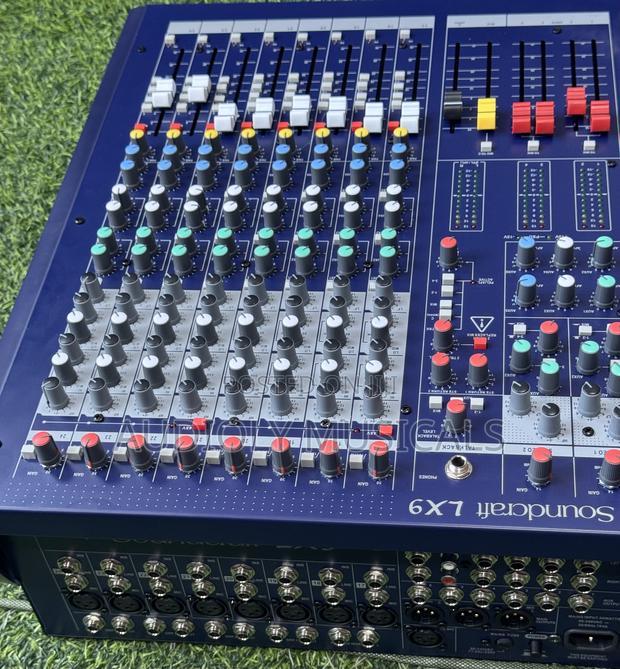 Soundcraft Signature 24-Channel Mixer · Photo 1