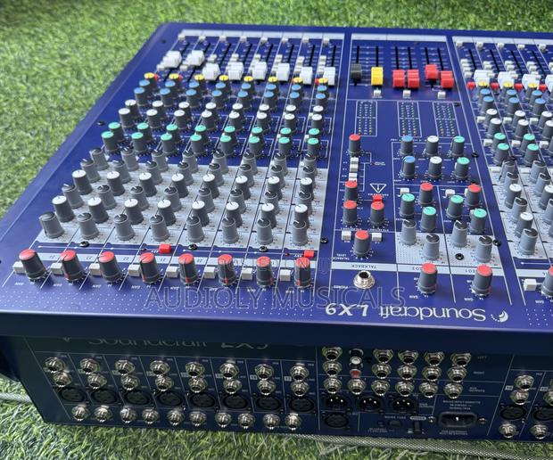 Soundcraft Signature 24-Channel Mixer · Photo 5