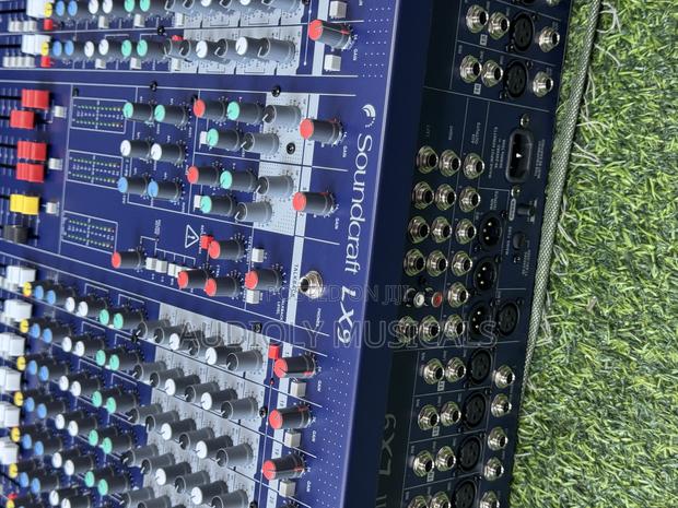 Soundcraft Signature 24-Channel Mixer · Photo 6