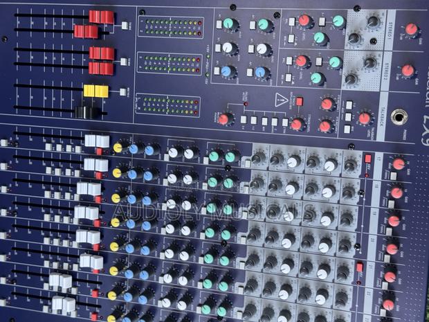 Soundcraft Signature 24-Channel Mixer · Photo 4