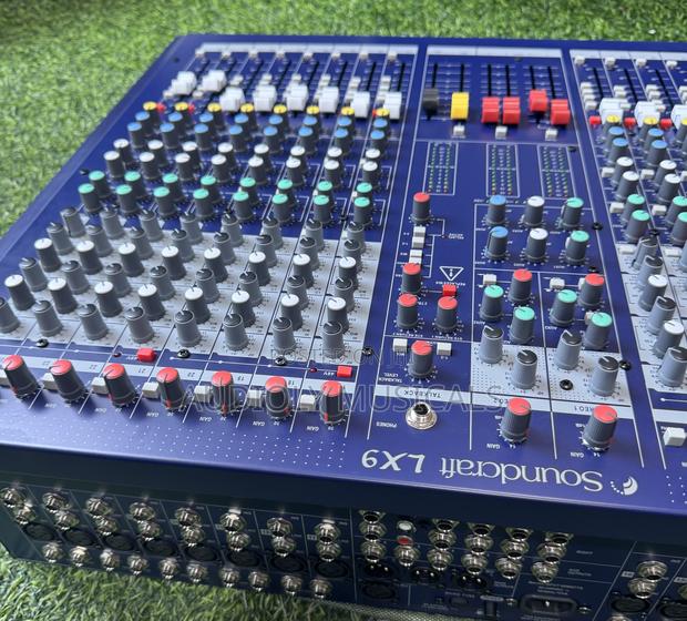 Soundcraft Signature 24-Channel Mixer · Photo 7
