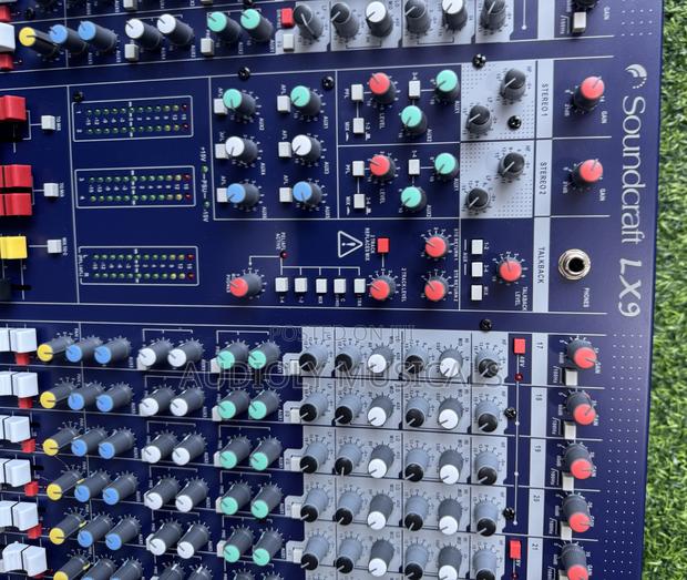 Soundcraft Signature 24-Channel Mixer · Photo 8