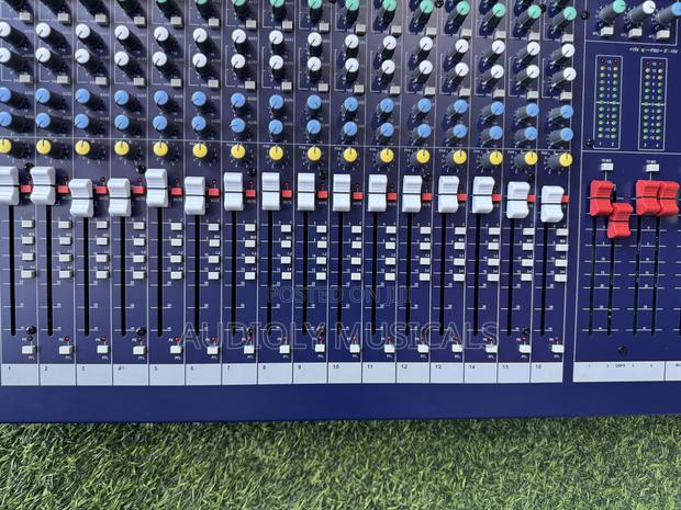 Soundcraft Signature 24-Channel Mixer · Photo 2