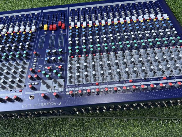 Soundcraft Signature 24-Channel Mixer · Photo 3