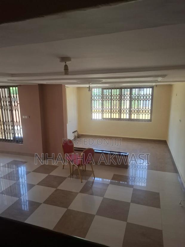 4bdrm Apartment in Community 20, Tema Metropolitan for rent · Photo 4
