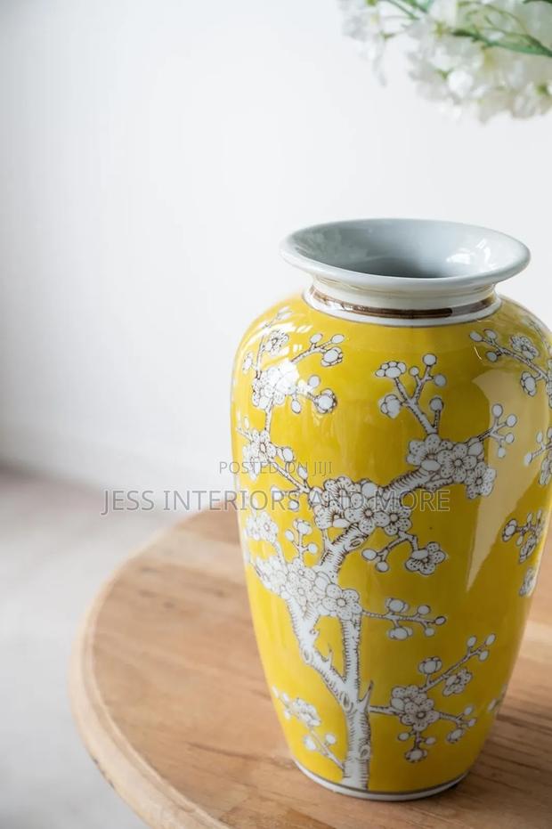 Vase(10-Inch Tall Yellow and White ) · Photo 2