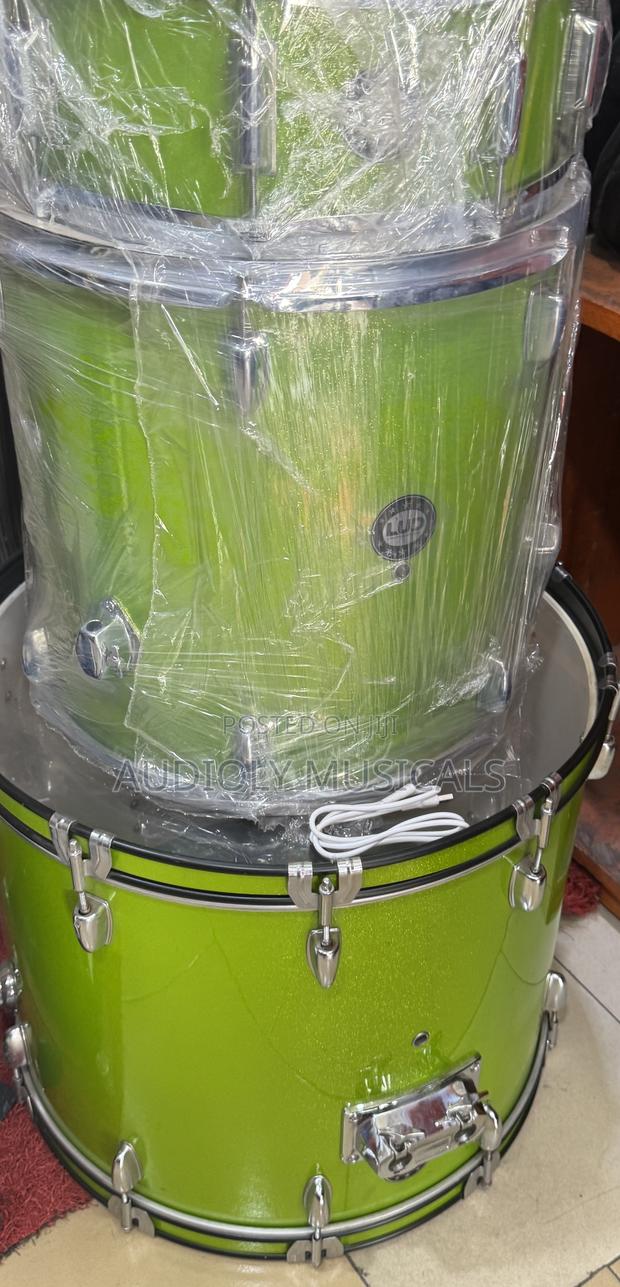 L U D 5- Set Drums With Two Cymbals · Photo 1