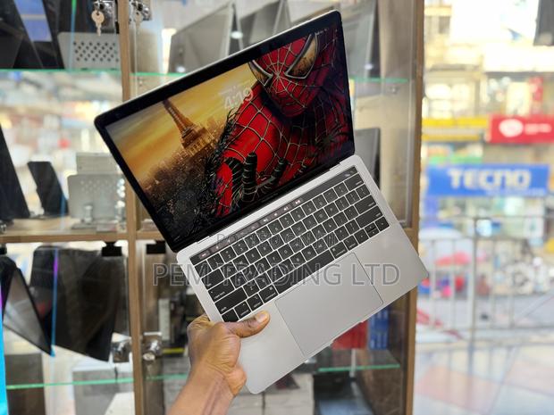 Laptop Apple MacBook 2018 16GB Intel Core I7 SSD 256GB · Photo 2