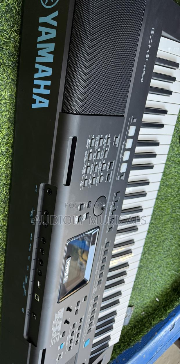 E Series Yamaha PSR (E)473 Keyboard · Photo 1