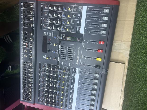 Yamaha Bix 12channel Powered Mixer · Photo 2