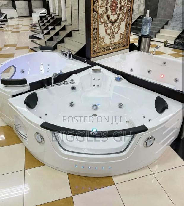 Jacuzzi Bathtub- Massaging and Bluetooth · Photo 1