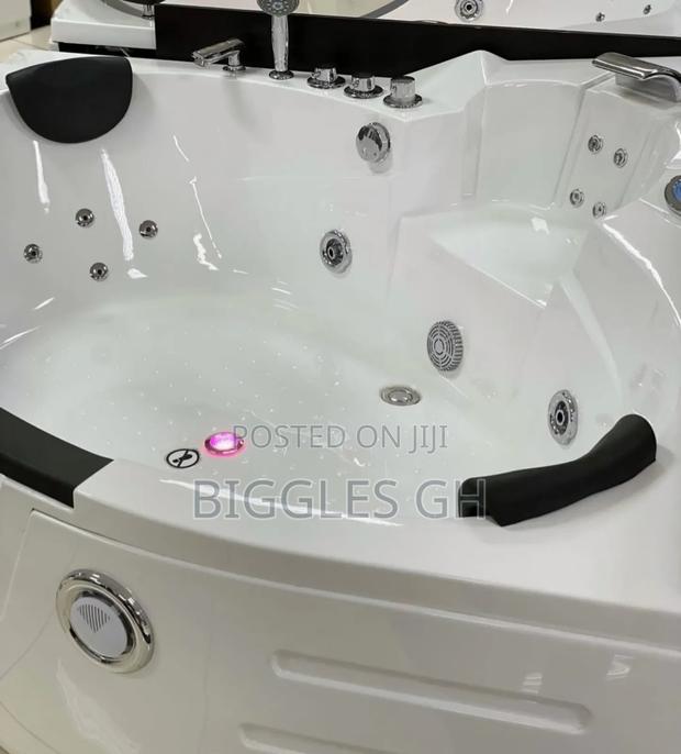 Jacuzzi Bathtub- Massaging and Bluetooth · Photo 2