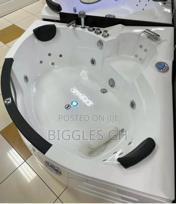 Jacuzzi Bathtub- Massaging and Bluetooth · Photo 3
