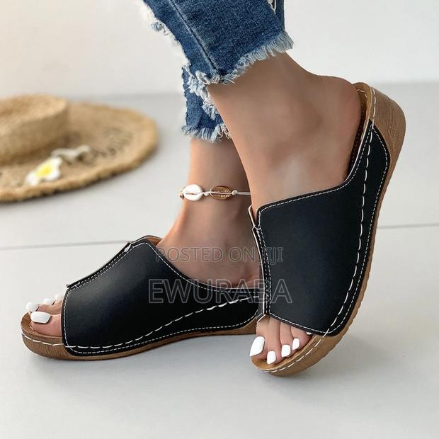 Ladies Classics Sandals · Photo 4