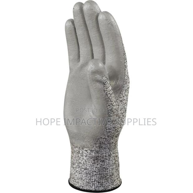 Delta Plus Anti-cut Gloves. · Photo 2