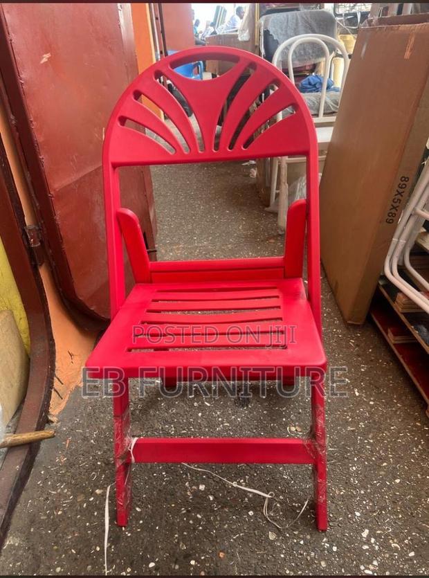 Red Funback Gladiator Chair · Photo 1