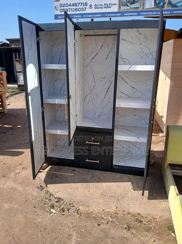 Black and White 3 Doors Wardrobe · Photo 2