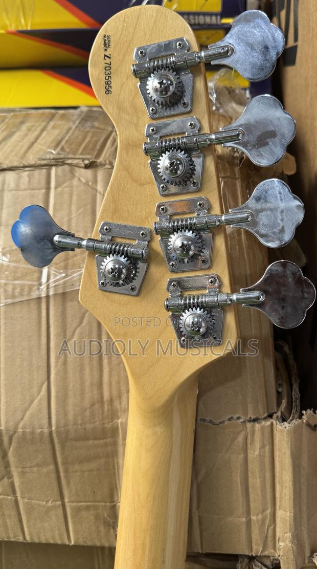 Fender Active Bass Guitar · Photo 4