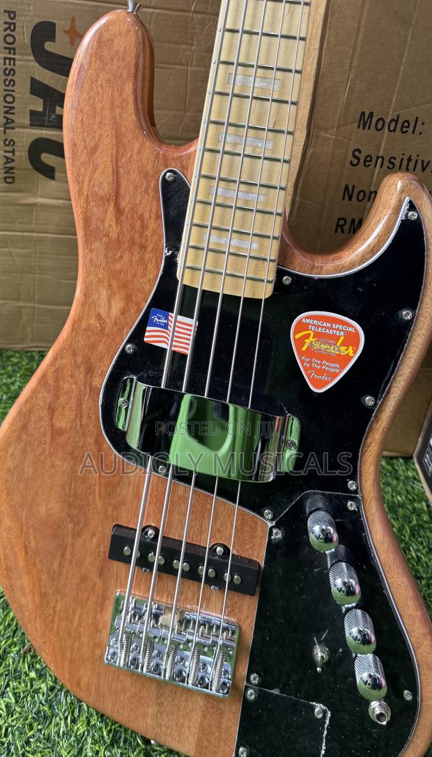 Fender Active Bass Guitar · Photo 2
