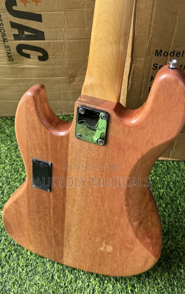 Fender Active Bass Guitar · Photo 1