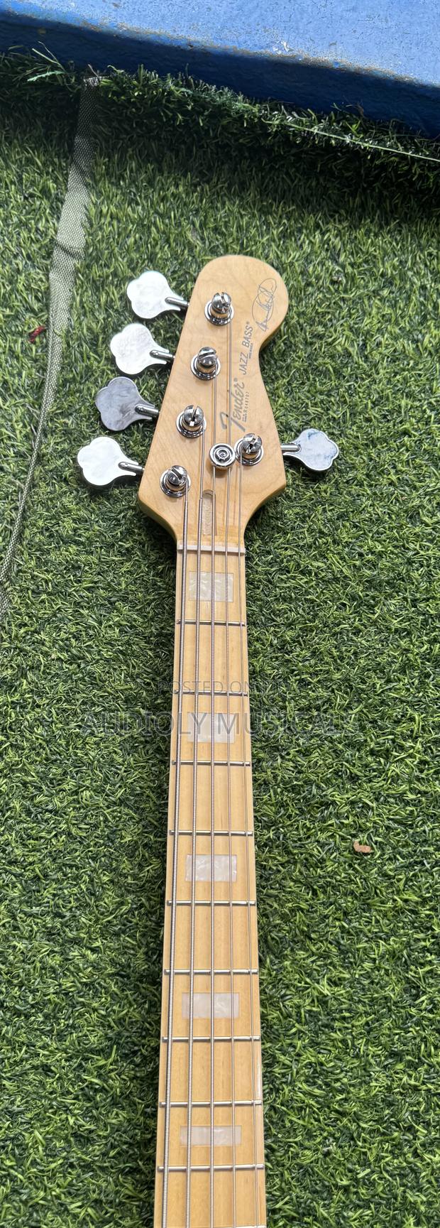 Fender Active Bass Guitar · Photo 3