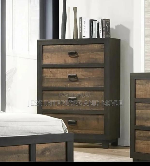 4 -Drawer Dresser · Photo 3