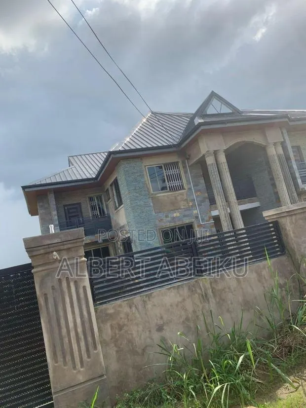 5bdrm House in Nsawam Adoagyiri Municipal for sale · Photo 1