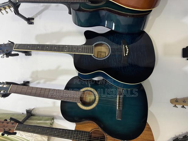 Givson- Semi Acoustic Guitar · Photo 3