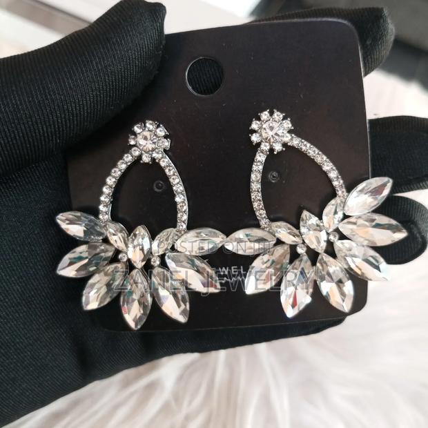 Elegant Bridal Earrings · Photo 3