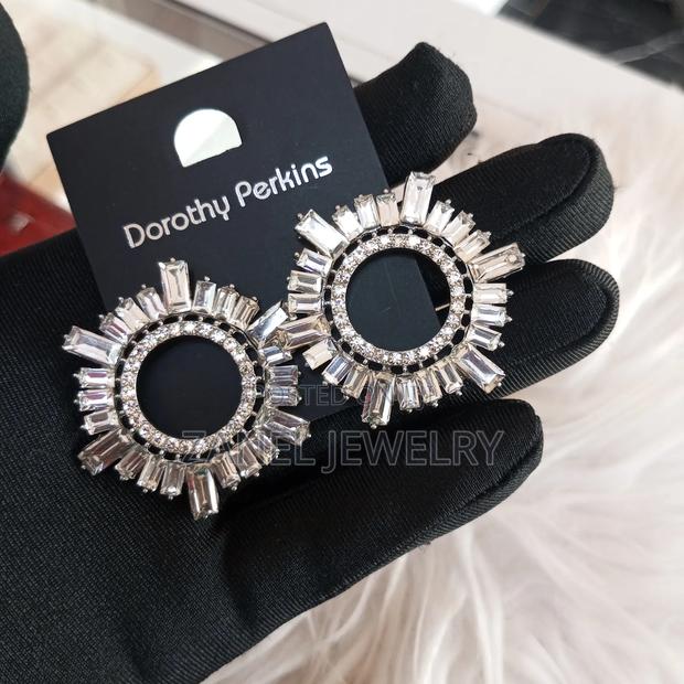 Elegant Bridal Earrings · Photo 4