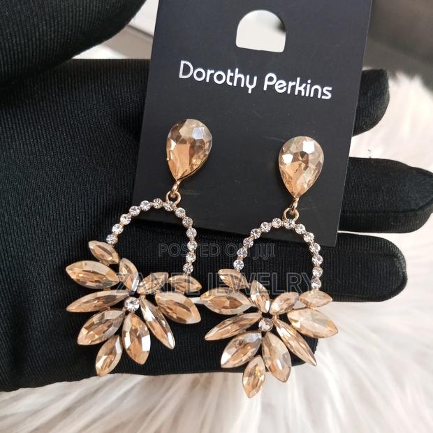 Elegant Bridal Earrings · Photo 2