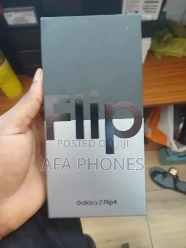 New Samsung Galaxy Z Flip4 256 GB Black · Photo 1